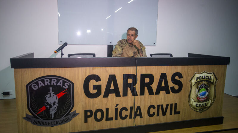 Titular do GARRAS, delegado Reginaldo Salomã, em coletiva de imprensa