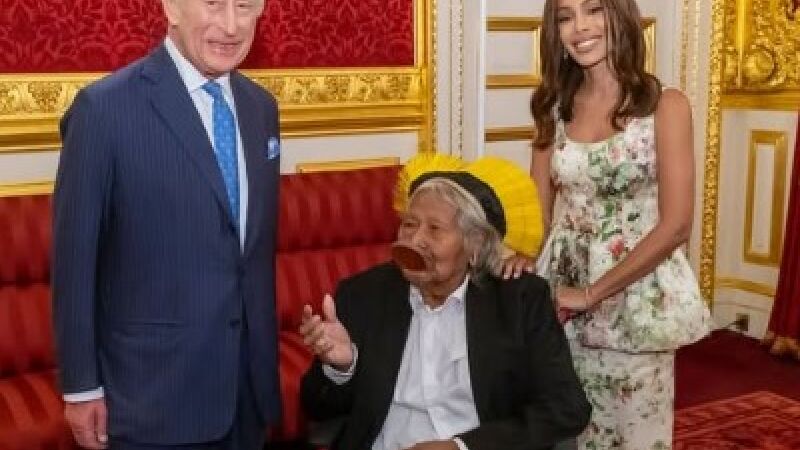 Cantora Anitta se encontrou com o Rei Charles, acompanhada do Cacique Raoni e líderes indígenas