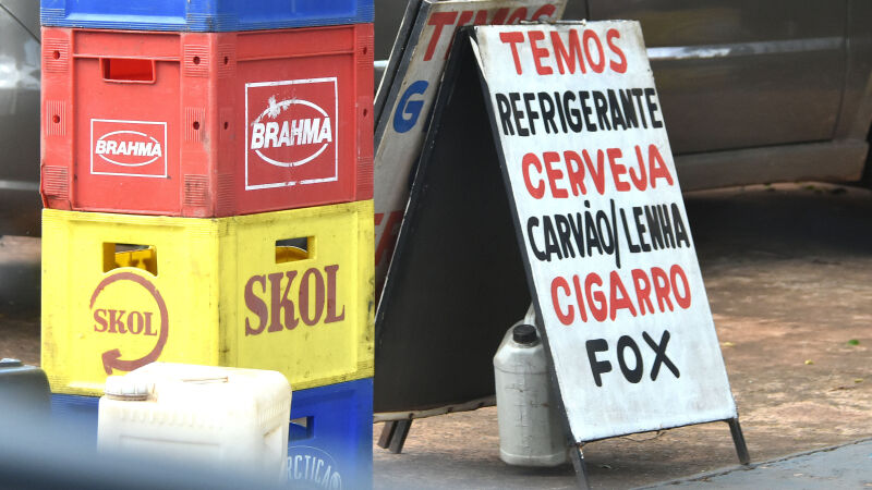 Em Campo Grande, cigarros contrabandeados do Paraguai são vendidos sem problemas por locais que até anunciam o produto
