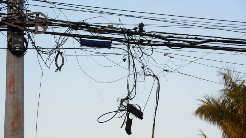 Fios soltos e irregulares comprometem a segurança dos moradores