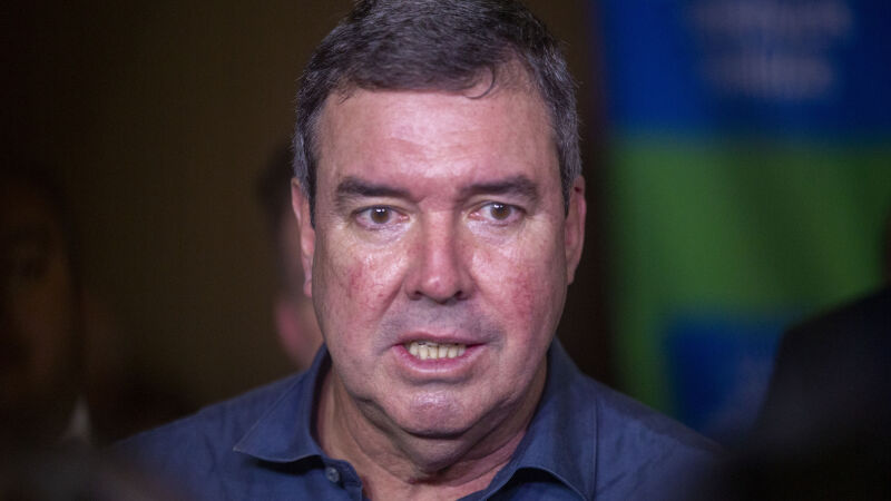 Governador Eduardo Riedel dará palanque para candidado da direita à presidência