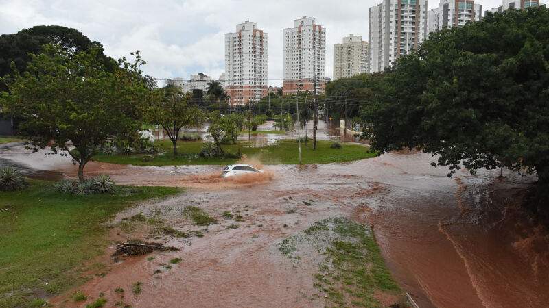 Rotatória nas Avenidas Rachid Neder e Ernesto Geisel foi tomada pela água ontem