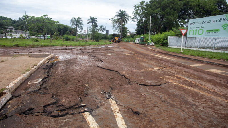 Asfalto na rotatória das Avenidas Rachid Neder e Ernesto Geisel foi levado por conta da força da água de enxurrada das chuvas 