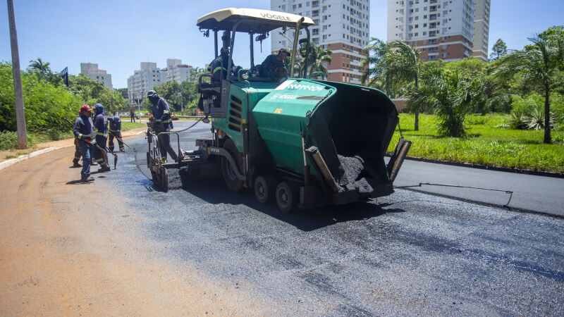 Rotatória da Avenida Rachid Neder teve asfalto levado pela chuva; equipe do tapa-buracos esteve ontem no local para revitalização