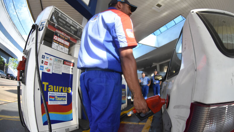 Desde o começo do ano, segundo mudanças anunciadas pela Petrobras, o preço da gasolina deveria ter recuado mais de 30 centavos. Em vez disso, porém, aumentou