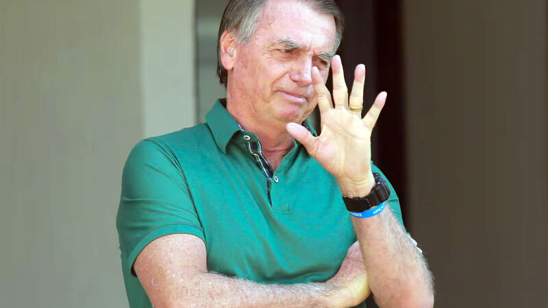 Ex-presidente Bolsonaro, em prisão domiciliar 
