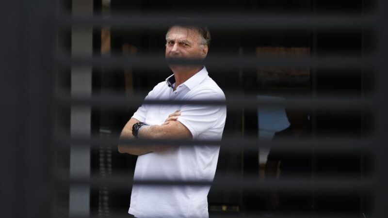 Bolsonaro cumpre pena de 27 anos e 3 meses