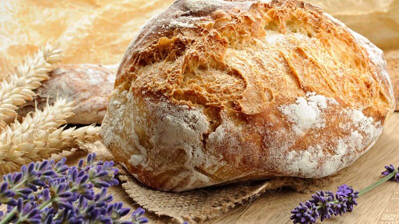 Práticos no preparo e bem acessíveis ao bolso, o pão alentejano e o pão de arroz cozido (nas imagens do box inferior) renovam o paladar e as habilidades de quem é cozinheiro de plantão