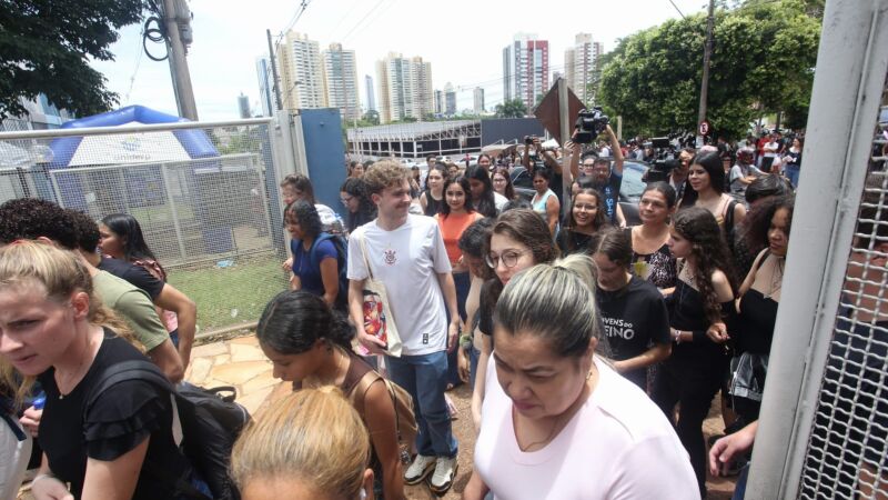 Durante a abertura dos portões houve uma grande concentração de alunos, um 