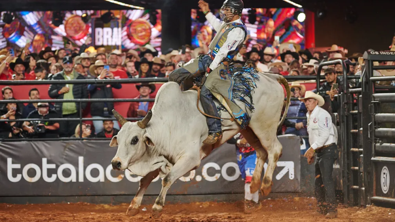 Warley de Oliveira, em apresentação no rodeio internacional de Barretos