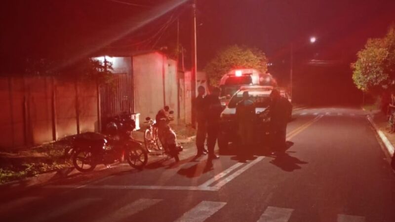Movimentação de policiais militares na frente da residência