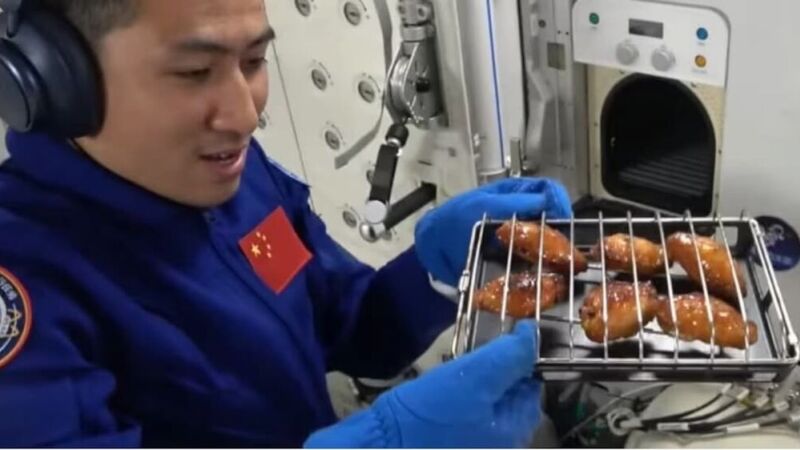 Astronautas chineses fazem primeiro churrasco no espaço e gravam vídeo