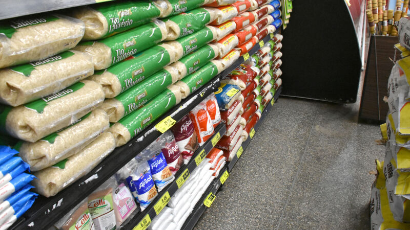 Cesta é composta por arroz, feijão, leite, óleo de soja, farinha de mandioca, macarrão espaguete, açúcar, flocos de milho, sardinhas em lata e sal