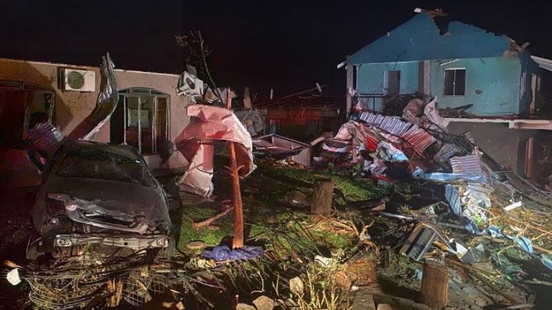 Até carros foram arrastados pela força do vento, que pode ter atingido até 250 quilômetros por hora, conforma meteorologistas