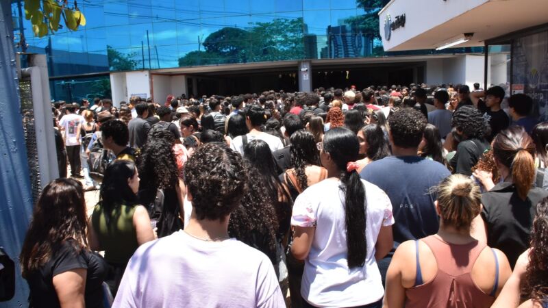 Movimentação na entrada do Enem, neste domingo (9), em uma universidade de Campo Grande