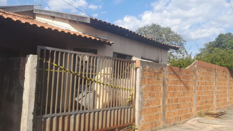 Vítimas foram esfaqueadas e casa foi incendiada em seguida
