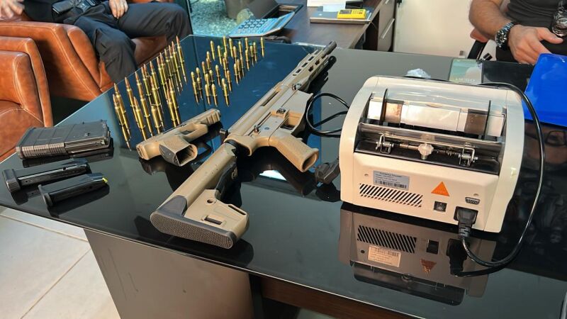 Também foram apreendidos dois veículos, um fuzil, uma máquina prensadora e embalagens com resquícios de drogas