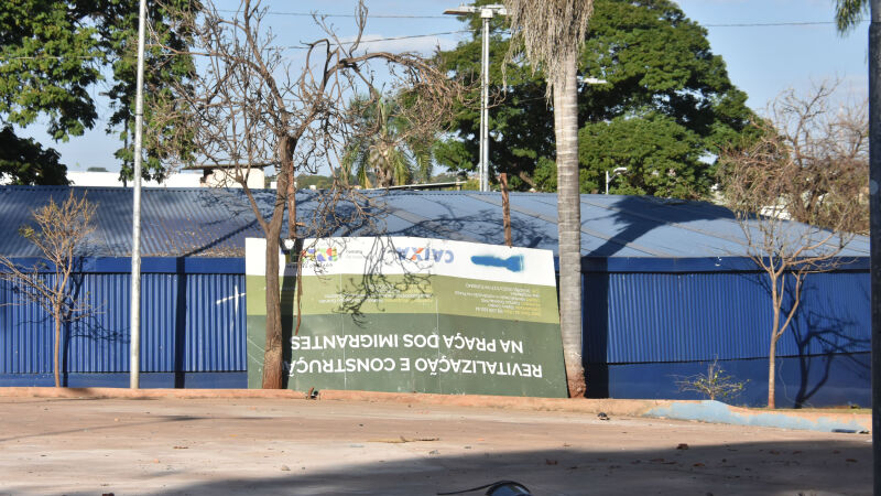 Placa de obras, de 2023, se encontra de cabeça para baixo na Praça dos Imigrantes