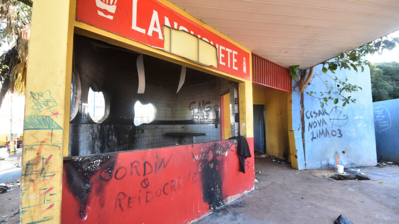 Lanchonete da Praça dos Imigrantes se encontra abandonada desde agosto de 2023