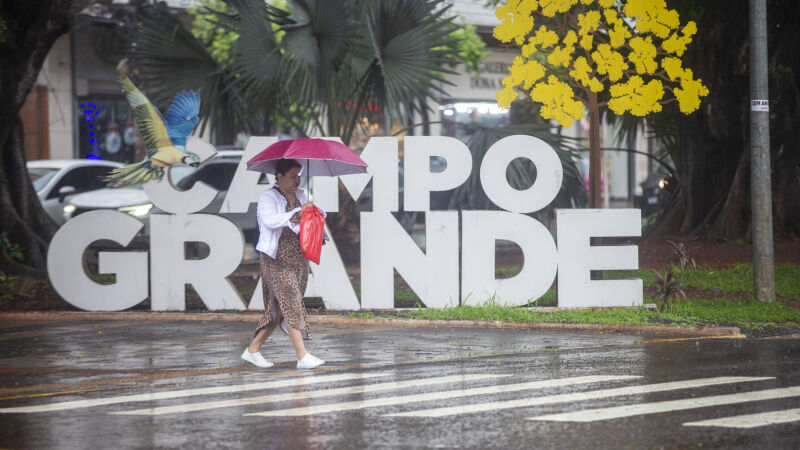 Campo Grande amanheceu debaixo de chuva nesta terça-feira (9)