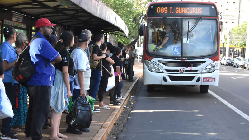 Motoristas cogitam greve por tempo indeterminado por salário que ainda nem venceu