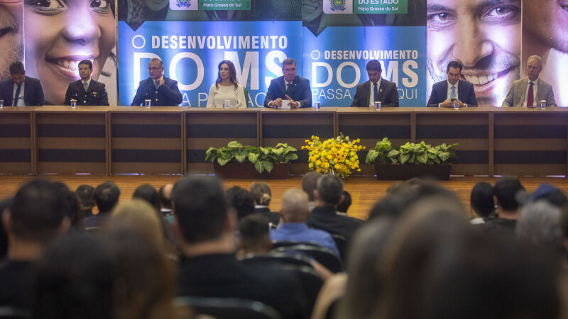 Governador Eduardo Riedel e a primeira-dama, Mônica Riedel, estavam presentes no evento realizado pela Agepen