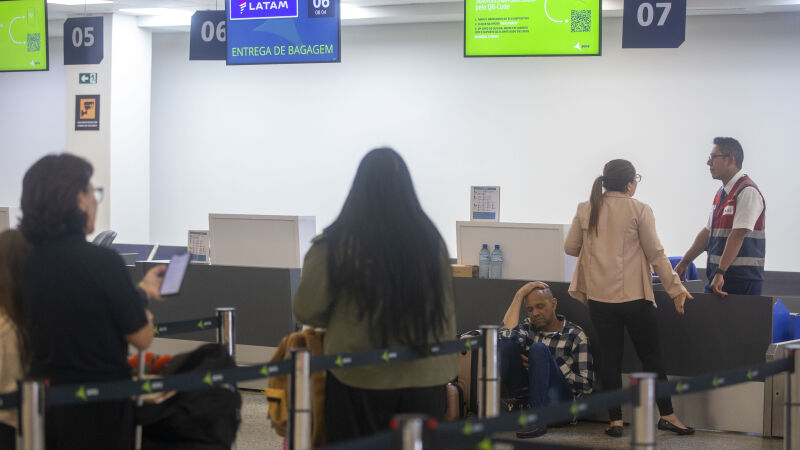 Passageiros no guichê da Latam tentando renegociar o horário do voo