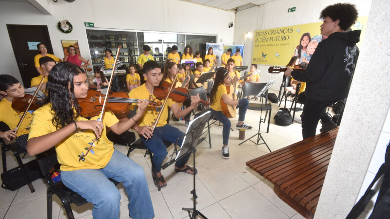 Alunos da Orquestra Jovem da Fundação Barbosa Rodrigues durante ensaio na instituição
