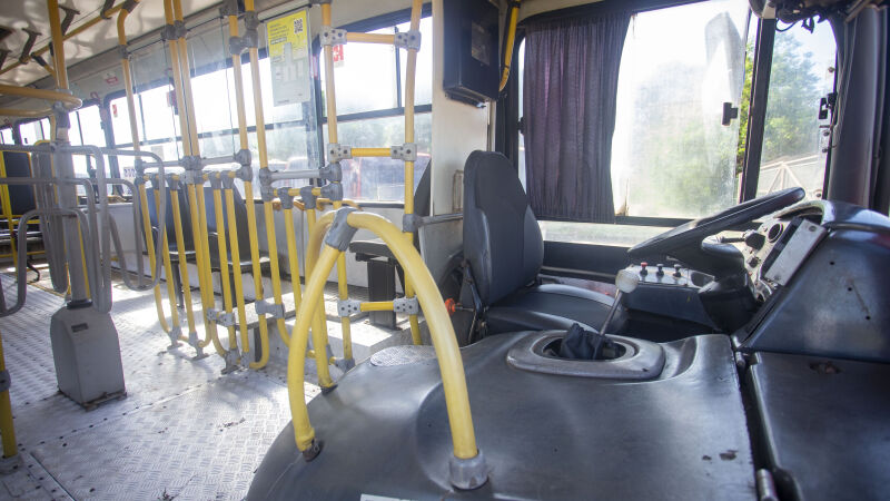 Ônibus vazio, sem motorista ou passageiros