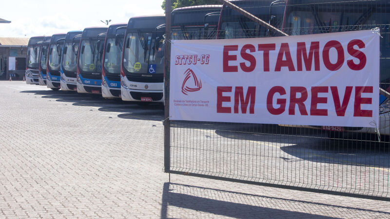 Todos os ônibus estão parados desde a meia noite desta segunda-feira (15)
