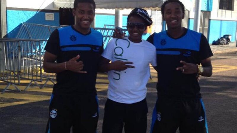 Matheus (à esquerda) e Gabriel (ao centro) em 2013, quando todos ainda estavam no Grêmio