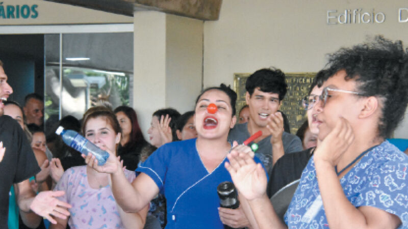 Com nariz de palhaço, funcionários da Santa Casa protestaram em greve contra atraso do 13&ordm; salário