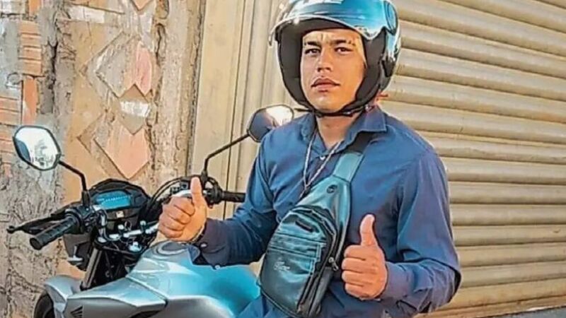 A vítima, identificada como Gustavo Fernandes Ribeiro, foi atingida por ao menos 12 disparos de arma de fogo