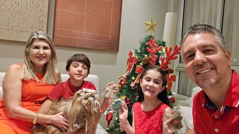 Família reúnida para a foto de Natal que enviam todos os anos para amigos e familiares