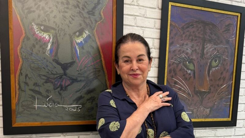 A artista com suas obras durante inauguração da mostra no dia 3 deste mês