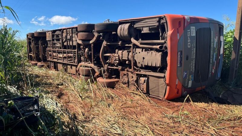 Ônibus tombou com 40 pessoas em plena véspera de Natal