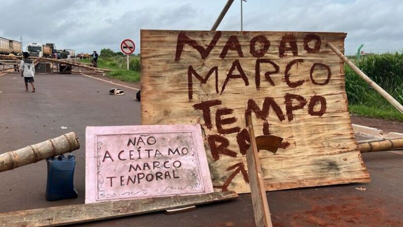 Com a rodovia fechada em ambos os sentidos, os povos indígenas usaram pedaços de troncos e materiais de descarte para realizar o bloqueio que teria começado por volta de 14h50 ontem (11). 