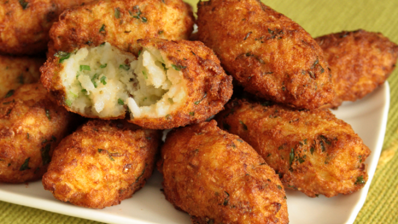 Bolinho de arroz frito