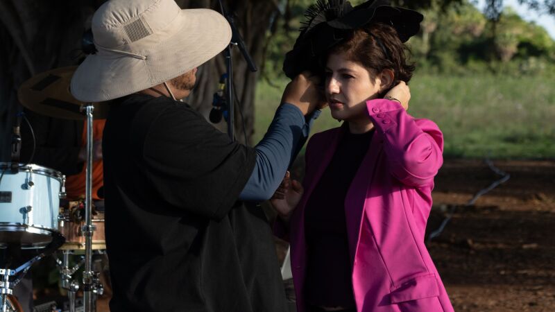 A cantora Bianca Bacha se prepara para mais uma gravação na Fazenda Caiman, em Miranda, em junho deste ano