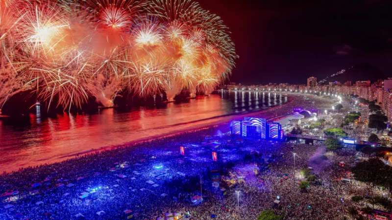 Entre cores, sementes e promessas, brasileiros mantêm vivas as tradições que transformam a virada do ano em um ritual de fé e esperança.
