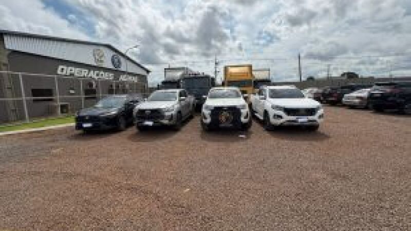 A Polícia Civil apreendeu armas, munições, veículos de alto valor, aparelhos celulares e R$ 8 mil em espécie