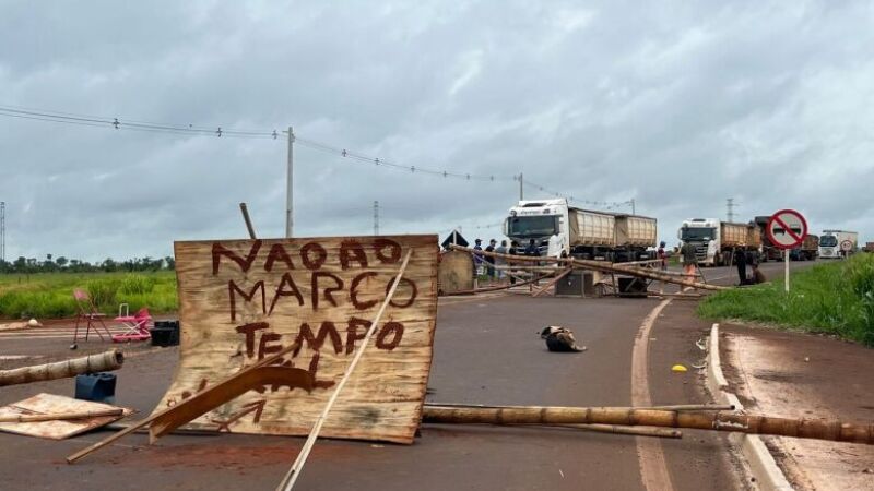 Indígenas bloquearam ontem parte da MS-156, em Dourados, em protesto contra o julgamento