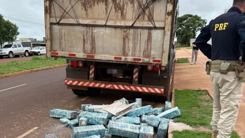 Motorista de uma carga de grãos de milho, que ele afirmou transportar de Antônio João até Itaquiraí, o indivíduo afirmou que não sabia da existência da substância ilícita.