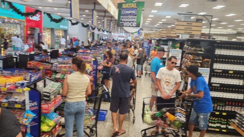 População vai ao mercado para últimos preparativos da festa de fim de ano