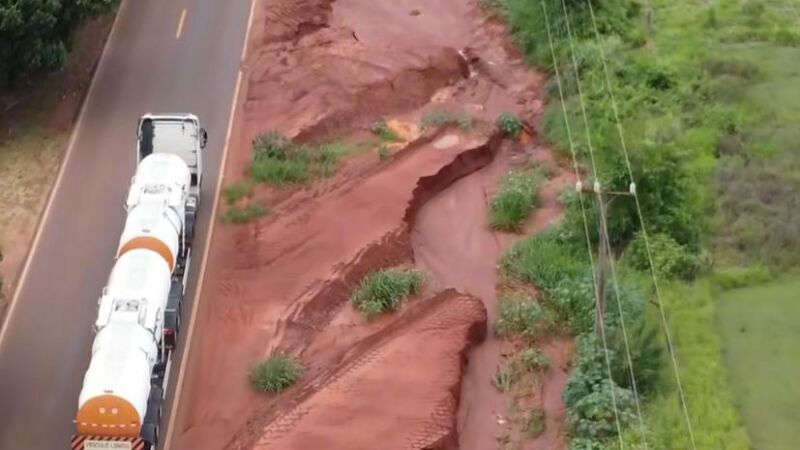 Água de dois bairros sem drenagem provou erosão de 3,8 quilômetros na margem de rodovia na saída de Ivinhema para Angélica