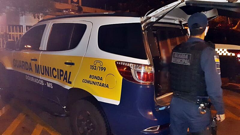 Pai e filha deixaram as chaves no contato do Gol, enquanto ambos devam o relato no caso da Strada furtada, o que facilitou ação que terminou com indivíduo preso em flagrante