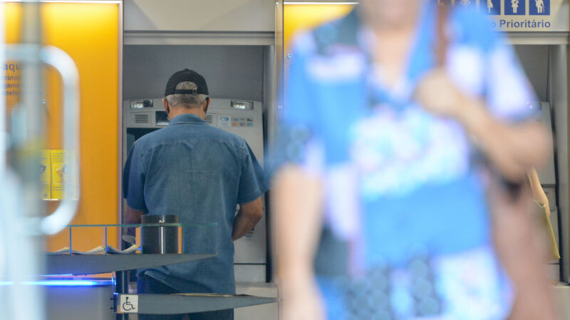 Idoso só teria percebido que algo estava errado quando tentou um saque e foi informado na questão que seu dinheiro havia 