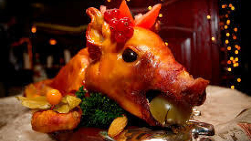 Ceiar um porco inteiro no Ano-Novo representa abundância para o próximo ano