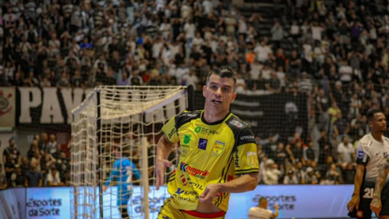 Marcênio comemorando gol que garantiu o empate em 3x3 no primeiro jogo da final, no Ginásio Wlamir Marques, em São Paulo