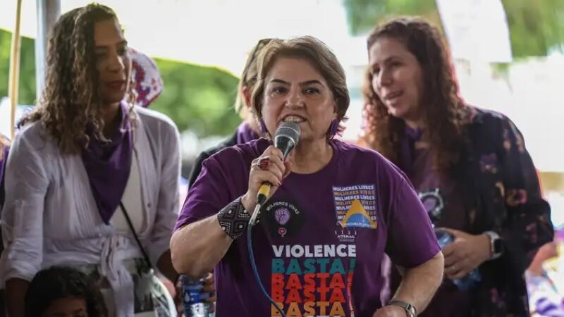 As ministras da Igualdade Racial, Anielle Franco, das Mulheres, Márcia Lopes, e da Gestão, Esther Dweck, durante o Levante Mulheres Vivas, na área central de Brasília 